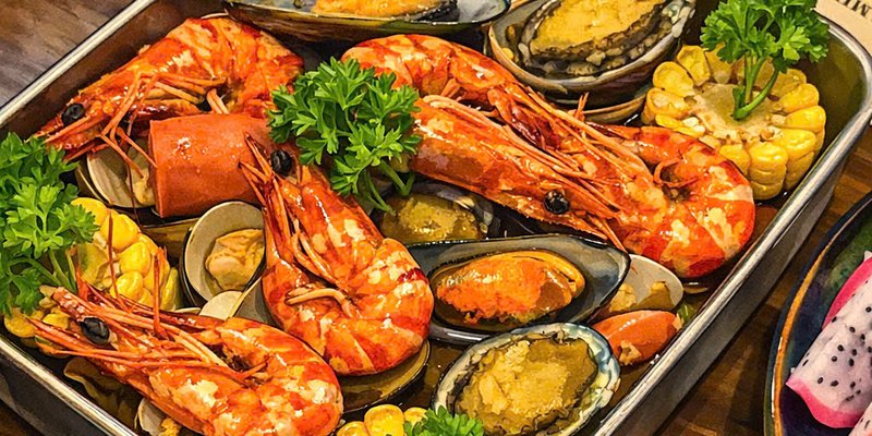 CUA VANG Cajun Boiling Set Hoi An — shrimp, giant prawns, mussels, clams, abalone in signature Cajun sauce Vietnam